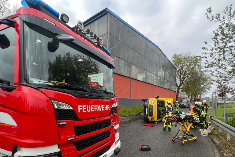 Bochum Weitmar - Fahrer muss nach Verkehrsunfall  aus umgestürztem Transporter befreit werden 