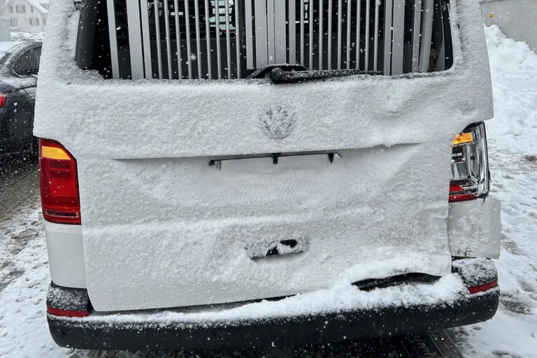 Herisau AR – Lkw fährt bei Schnee auf bremsendes Auto auf
