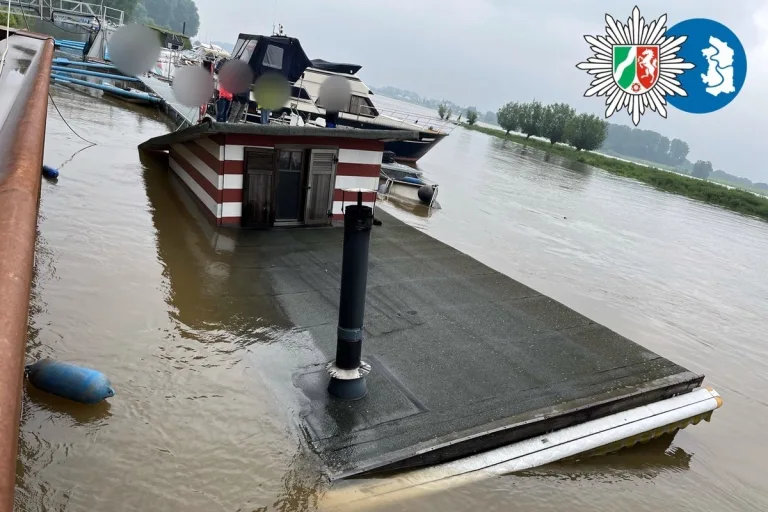 Leverkusen-Hitdorf - Hausboot gesunken