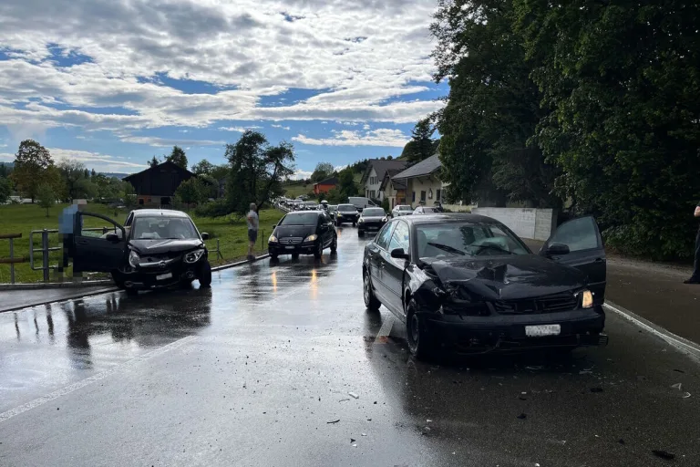 Oberuzwil SG - Unfall trotz Bremsmanöver