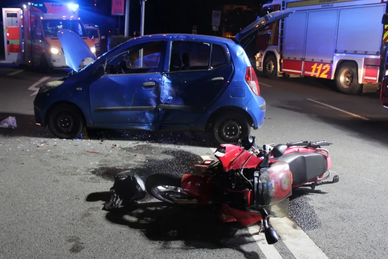 Krefeld NW – Zwei Verletzte bei Unfall zwischen Pkw und Motorrad