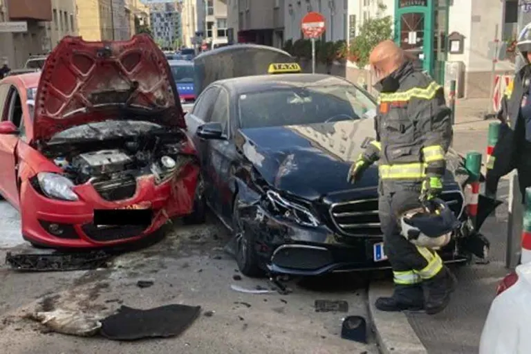 Wien - Auto fing nach Unfall Feuer