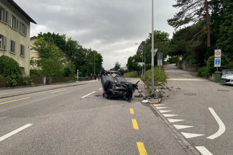 Autolenker weicht in Aarau Katze aus und landet auf dem Dach!
