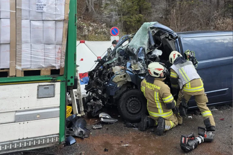 Tödlicher Unfall in Telfs T – Lieferwagen prallt in Anhänger