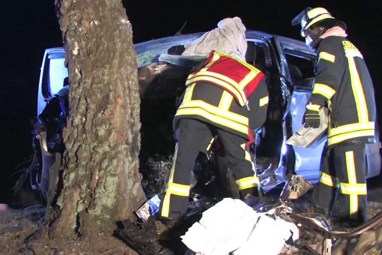 Schwerer Unfall bei Hitzacker - Fahrer in Transporter eingeklemmt