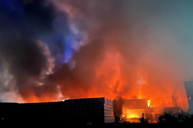 Vétroz VS - Grossbrand verwüstet eine Industriehalle