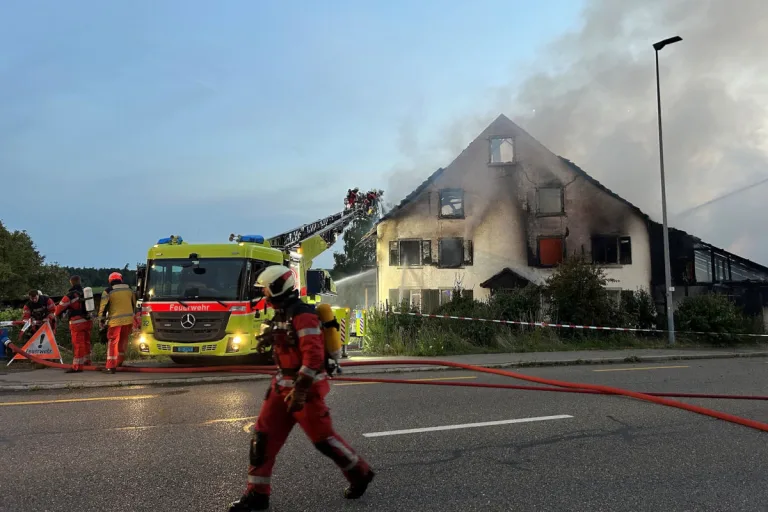 Brand in Tagelswangen ZH – Flammen zerstören Bauernhaus 