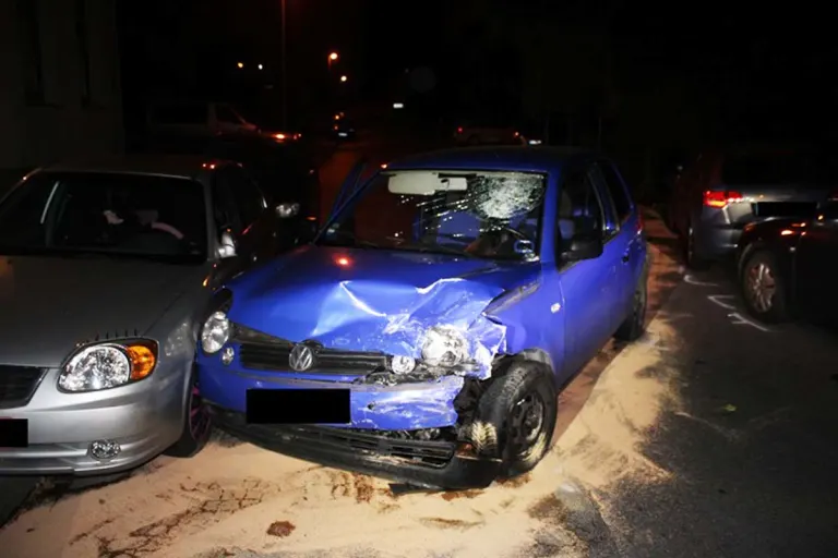 Serie von Karambolagen in Duisburg - Betrunkener Autofahrer kracht in geparkte Autos