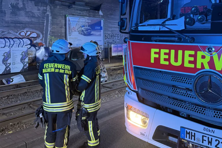 Mülheim an der Ruhr NW – Pkw überschlägt sich und landet im Gleis