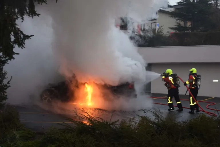 Gossau SG - Auto in Vollbrand