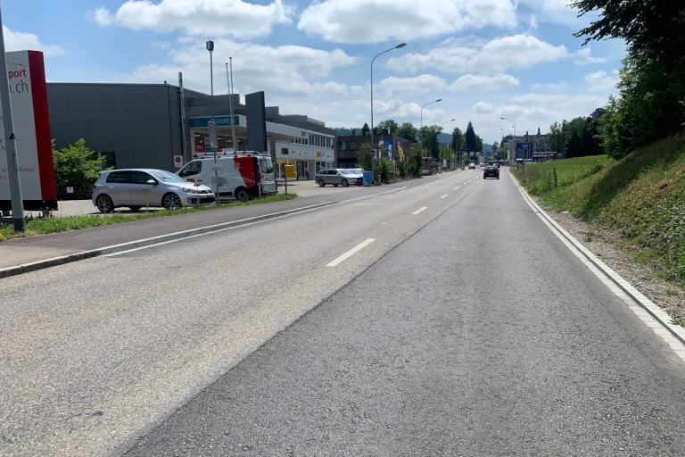 St.Gallen – Fahrradlenker erleidet Kopfverletzungen bei Unfall