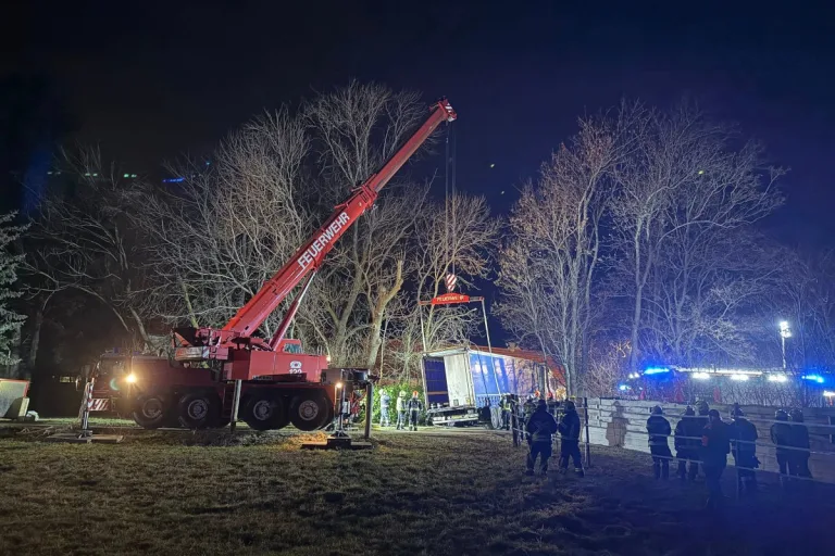 Ebenfurth – Aufwendige Bergung eines festgefahrenen Sattelzugs