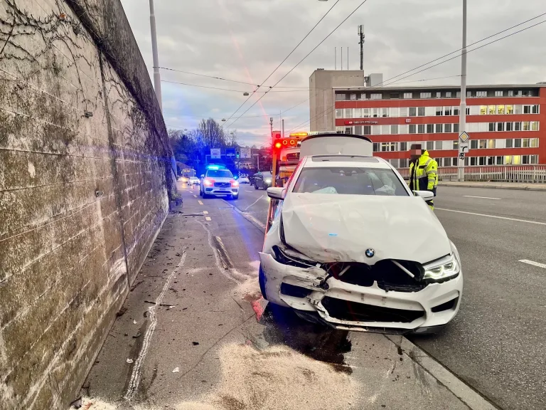 Stadt Schaffhausen – Auto kollidiert mit Betonwand