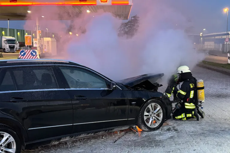 Sittensen – Fahrer nach Brand von Auto verletzt