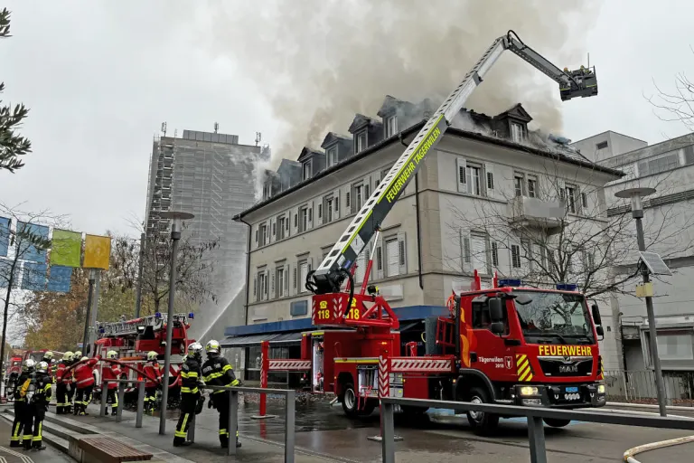 Kreuzlingen TG – Frau verletzt bei Brand eines Dachstocks