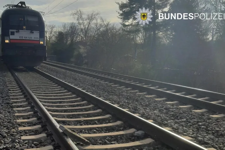 München - Steinplatte auf Gleise gelegt 