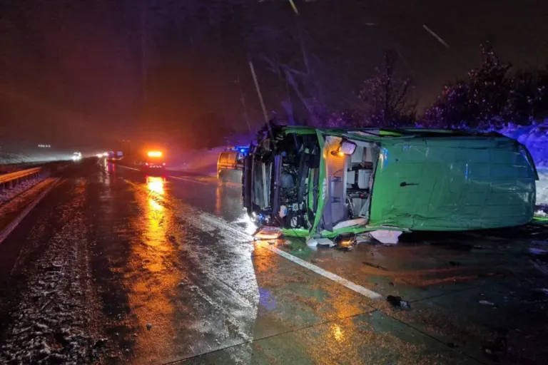 A38 Leinefelde-Worbis: Kleintransporter überschlägt sich auf der Autobahn – vier verletzte Personen