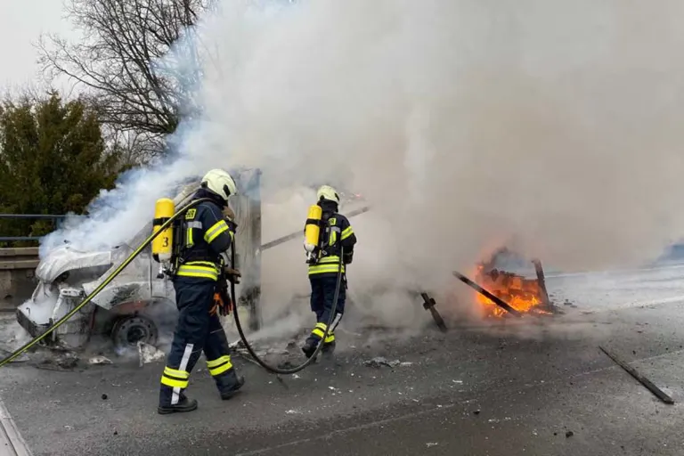 A43 Sprockhövel – Kleinlaster brennt auf Autobahn