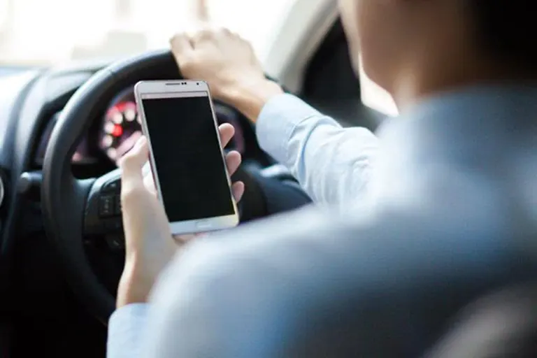 Tödliche Gefahr - Ablenkung Smartphone am Steuer!