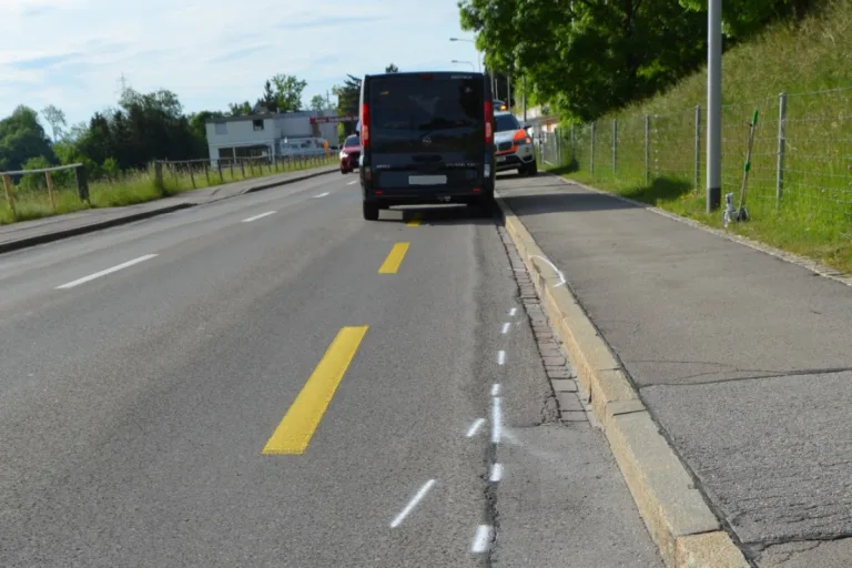 Herisau AR - Streifkollision zwischen Auto und Kleinbus
