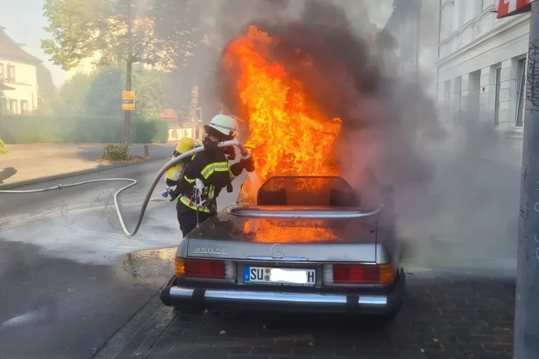 Hennef NW – Oldtimer Mercedes 450 SL brennt vollständig aus