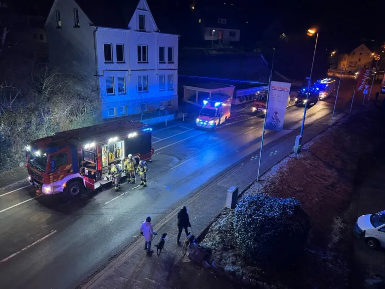 Plettenberg – Feuerwehrmann setzt Notruf ab und rettet damit Menschenleben