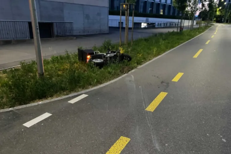 Verkehrsunfall heute in Zug - Fahrunfähiger Rollerfahrer ignoriert die Polizei und baut einen Unfall