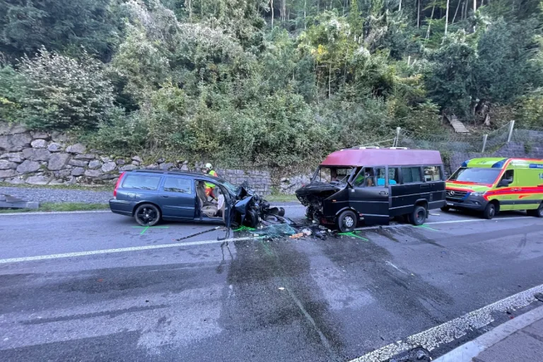 Sisikon UR - Schwerer Verkehrsunfall auf der Axenstrasse 