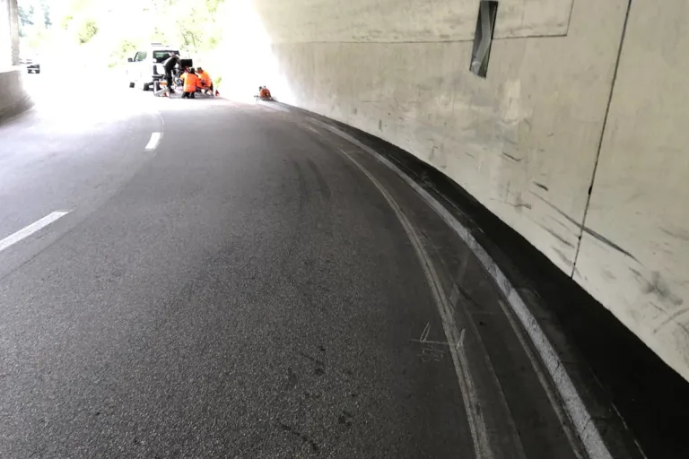 Zernez GR – Motorradfahrer stürzt in einer Galerie