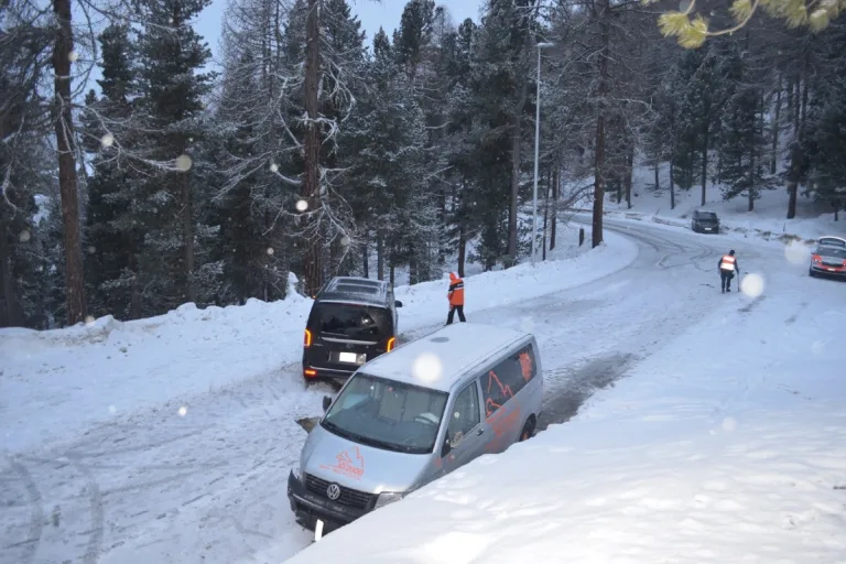 St. Moritz GR - Unfall auf Schneebedeckter Strasse