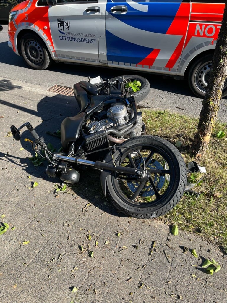 Bergneustadt – Motorradfahrerin stürzt nach Überholvorgang
