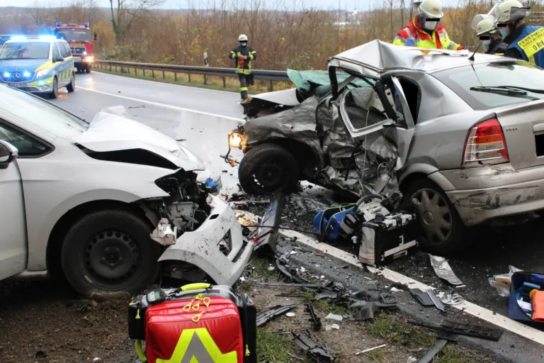 Barkhausen (NRW) – 19-jähriger Autofahrer verstirbt nach schwerem Verkehrsunfall