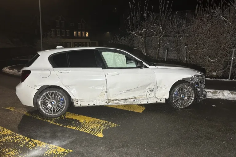 Walzenhausen AR - 19-jähriger Autofahrer mit Stützmauer kollidiert