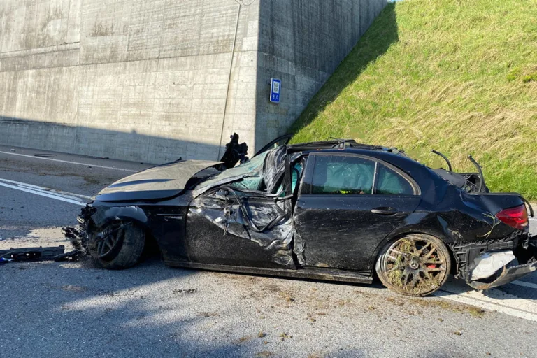 Bulle FR – REGA Einsatz nach Verkehrsunfall auf der H189 am La Trême-Tunnel
