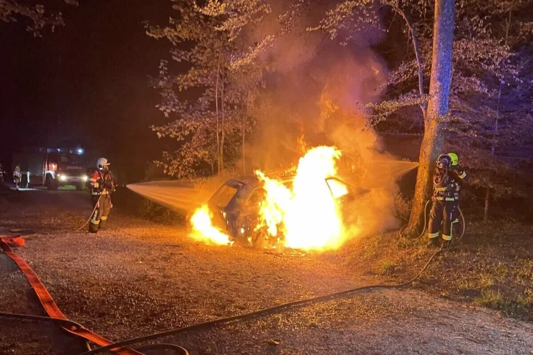 Hunzenschwil AG - Jeep brennt nach Unfall komplett aus