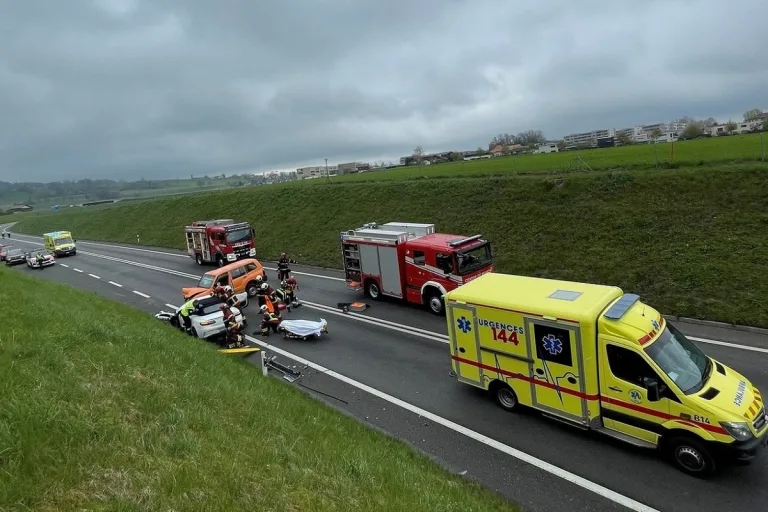 La Tour-de-Trême FR - Zwei Personen bei heftiger Frontalkollision verletzt 