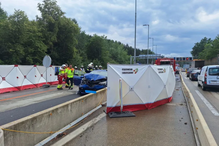 A2 Ludersdorf – Fünf Verletzte nach Auffahrunfall von Lkw