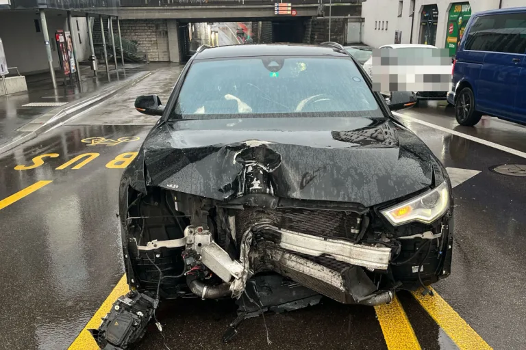 Unfall in Olten SO – Lenker rammt Lichtsignalanlage