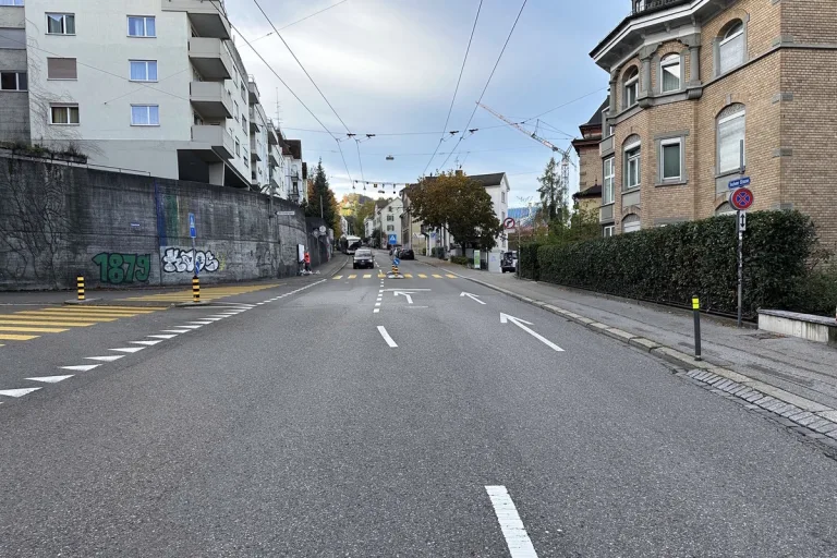 St.Gallen - Autofahrer fährt Velofahrer an