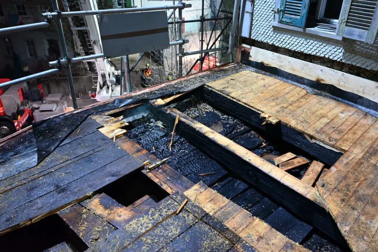 Lichtensteig SG - Brandausbruch auf einer Dachterrasse 