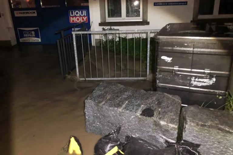 Unwetter im Kanton Schwyz - Hochwasser führen zu Strassensperrungen 