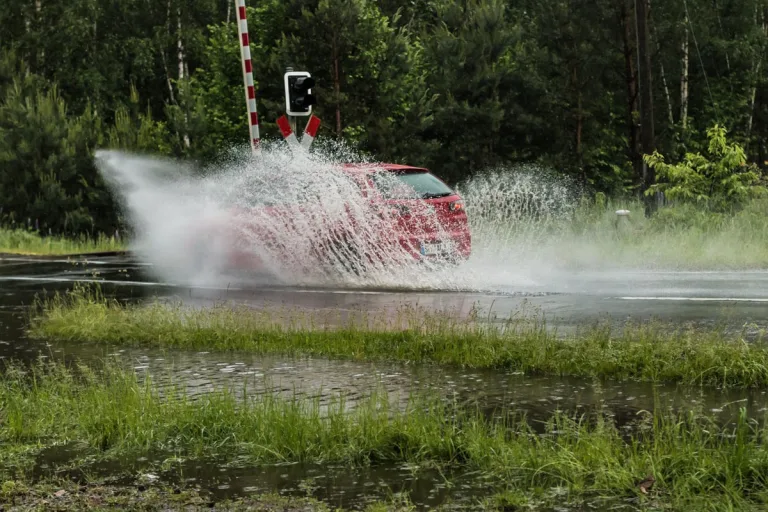 Aquaplaning – Ursachen, Warnsignale und Tipps zur Vorbeugung