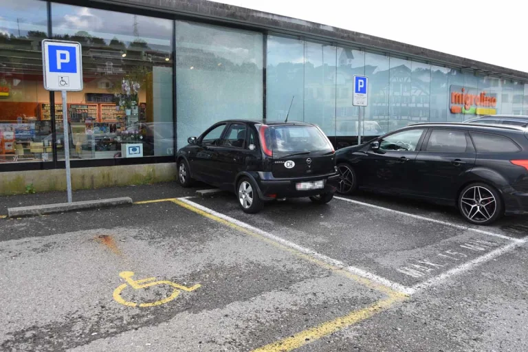 Schmerikon SG - Auto donnert in Glasfassade