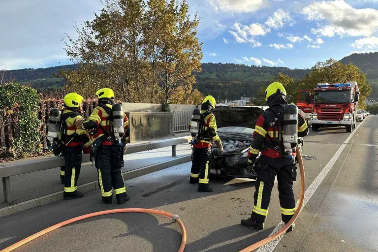 Hurden SZ - Auto gerät nach Unfall in Brand 