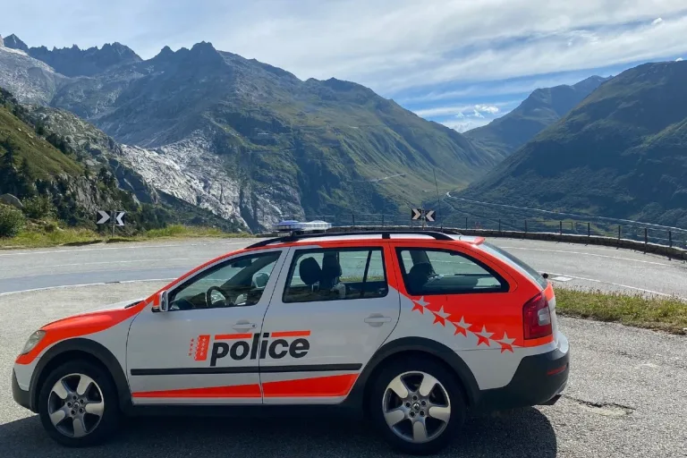 Kontrollen im Oberwallis  - Zwei Raser mit 154 und 149 km/h auf Alpenpässen erwischt!