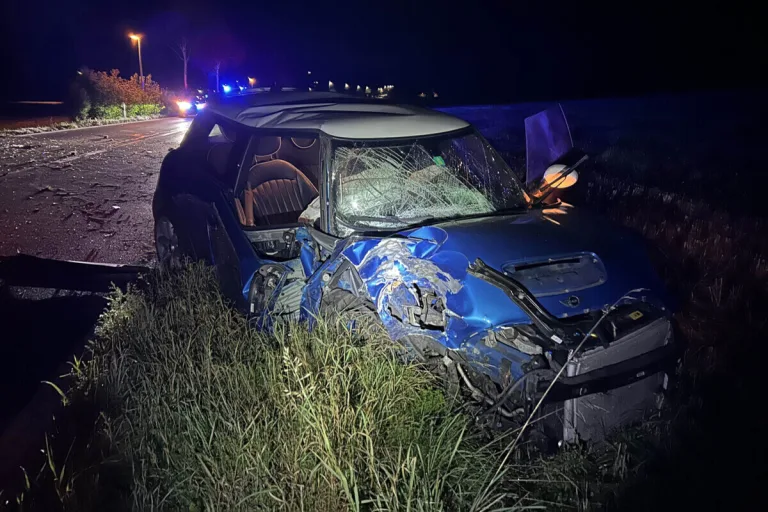 Niederrohrdorf AG – Bei Unfall heftig mit einem Baum kollidiert