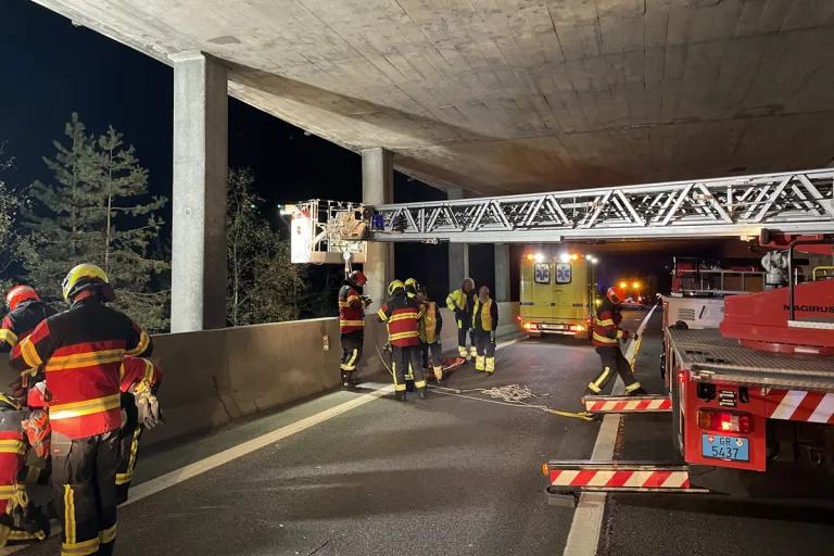Rongellen GR - Arbeiter stürzt rund neun Meter in die Tiefe