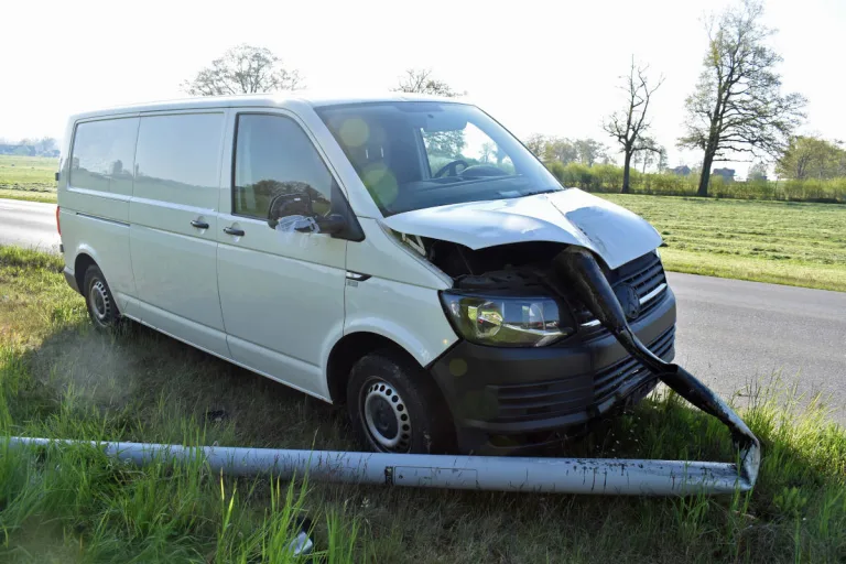 Neuenkirch LU – Lieferwagen prallt in Kandelaber