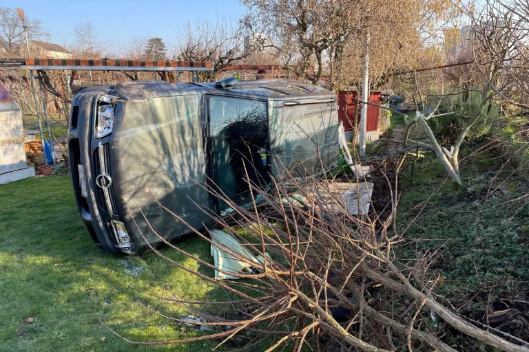 Stadt Zürich – Auto landet nach Unfall im Familiengarten