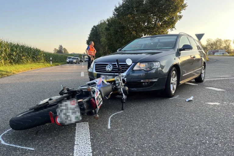 Diepoldsau SG - Unfall zwischen einem Auto und einem Motorrad